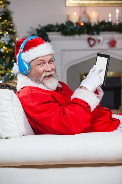 Santa claus pomocí digitálních tabletu doma — Stock fotografie