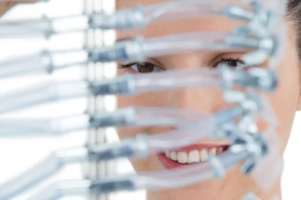 Engenheira informática feminina segurando cabo de computador — Fotografia de Stock