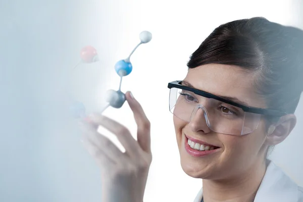 Científica femenina sosteniendo modelo molecular — Foto de Stock