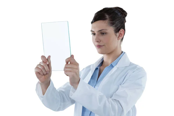 女医生举行数字平板电脑 — 图库照片