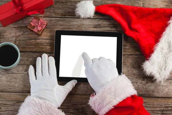 Santa claus en utilisant une tablette numérique — Photo