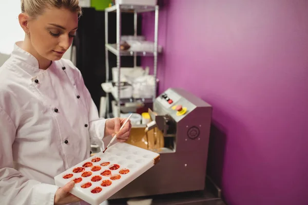 Trabajador pintando un molde de chocolate —  Fotos de Stock