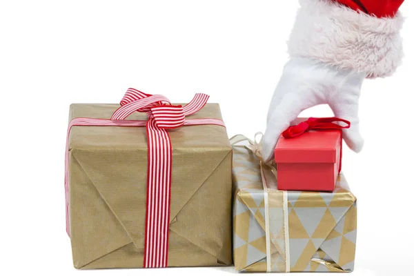 Weihnachtsmann sucht sich ein Weihnachtsgeschenk aus — Stockfoto