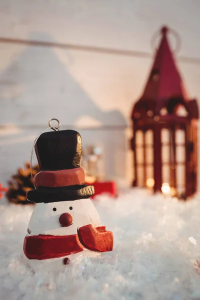 Boneco de neve na neve falsa — Fotografia de Stock