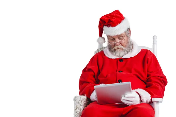 Santa claus använder digital tablet — Stockfoto