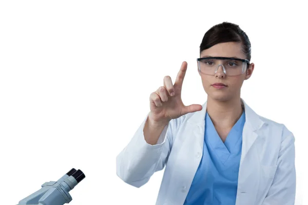 여성 과학자는 실험을 실시 — 스톡 사진