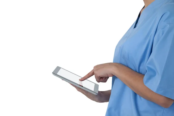 Женщина-врач с помощью цифрового планшета — стоковое фото