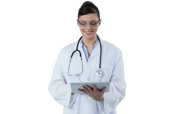 Жінка-лікар використовує планшет — стокове фото