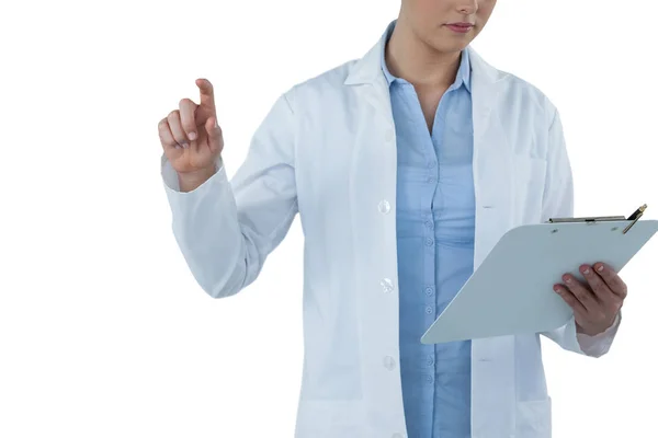 Γυναίκα γιατρό χρησιμοποιώντας ψηφιακή οθόνη — Φωτογραφία Αρχείου