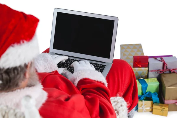 Santa Claus usando laptop —  Fotos de Stock