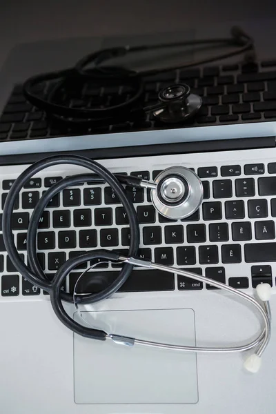 Zbliżenie: stetoskop na laptopie — Zdjęcie stockowe