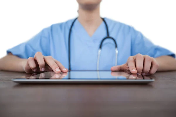 Médecin féminin utilisant une tablette numérique — Photo