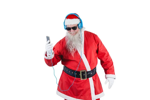 Санта-Клаус слушает музыку на мобильных телефонах — стоковое фото
