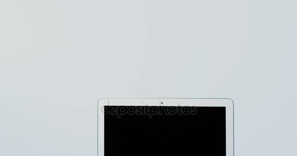 与黑色的屏幕的笔记本电脑 — 图库视频影像