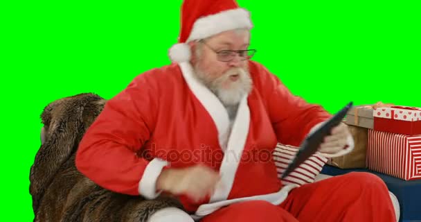 Weihnachtsmann mit digitalem Tablet — Stockvideo