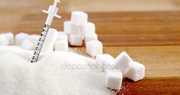 Шприц в сахарном порошке — стоковое видео