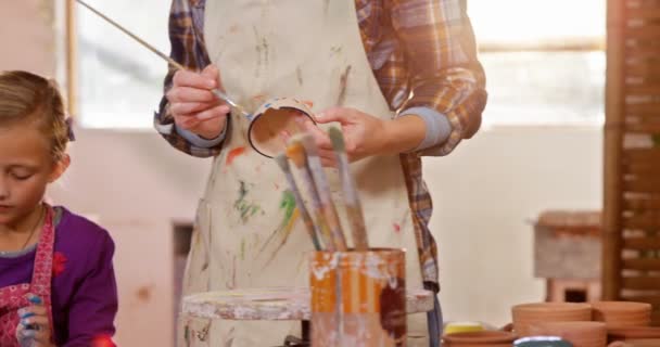 Mother and daughter painting bowl — Stock Video