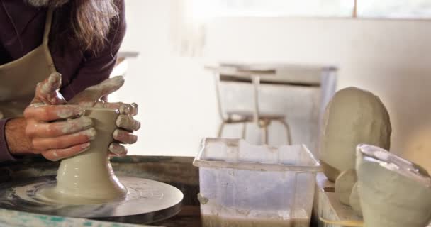 Male potter making pot — Stock Video