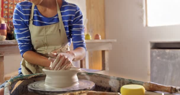 Vasaio femminile che fa vaso — Video Stock