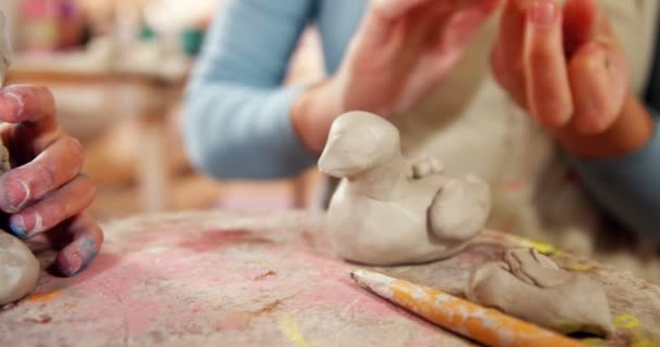 Мать и дочь делают игрушки из глины — стоковое видео