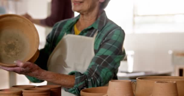 Kobiece potter badanie ceramika garnczek — Wideo stockowe