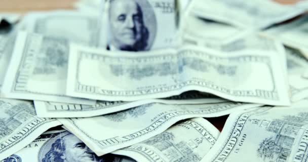 Банкноты на долларах разбросаны по столу — стоковое видео