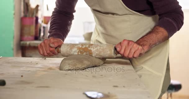 Чоловічий гончар формує глину — стокове відео