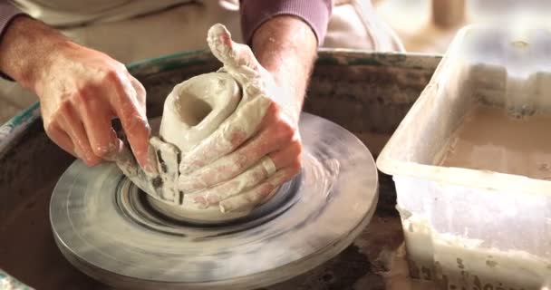 Mid sectie van potter maken pot — Stockvideo