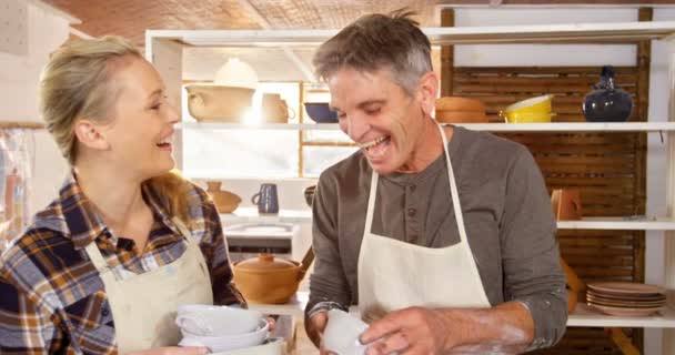 Potiers masculins et féminins tenant des poteries — Video