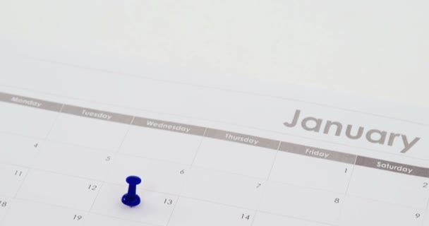 Blue push pin on calendar — Stock Video