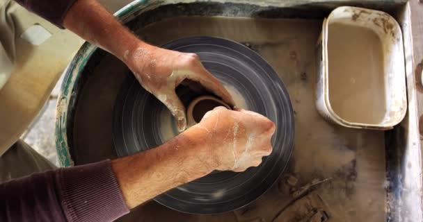 Alfarero macho haciendo olla — Vídeo de stock