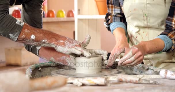 Mannelijke potter bijstaan van vrouwelijke potter — Stockvideo