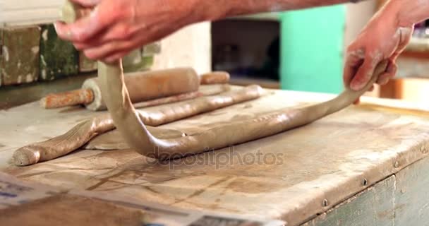 Manliga potter molding clay — Stockvideo