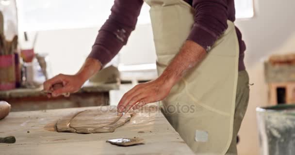 Oleiro masculino trabalhando em argila — Vídeo de Stock