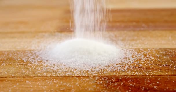 Azúcar vertiendo sobre mesa de madera — Vídeos de Stock