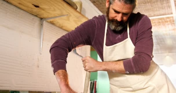Mužské potter tvarování hlíny — Stock video