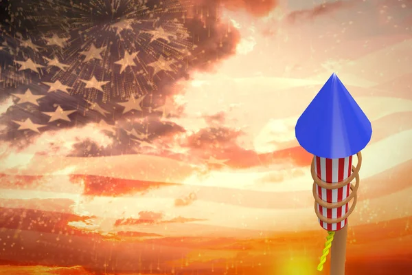 Foguete para fogo de artifício contra a bandeira americana — Fotografia de Stock