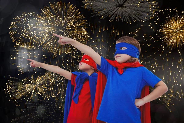 Enfants masqués se faisant passer pour des super-héros — Photo