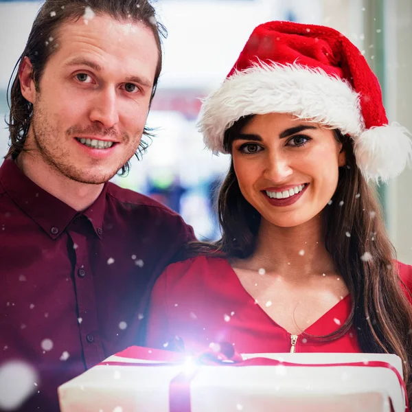 Traje de Navidad de pie contra la nieve cayendo — Foto de Stock