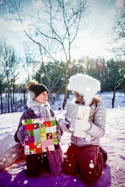 Brother sister holding presents — Stock Photo, Image