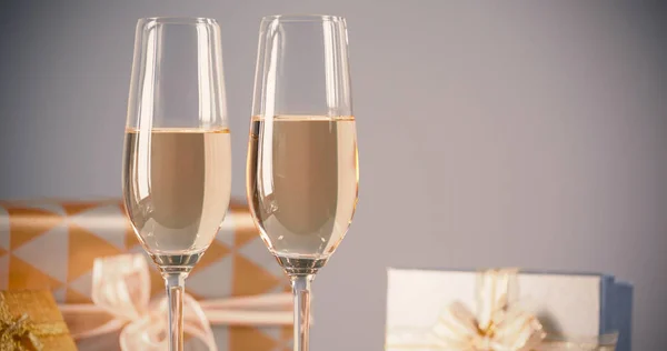 香槟酒杯与礼品盒 — 图库照片