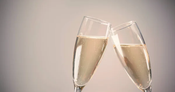 Flautas de champanhe contra cinza — Fotografia de Stock