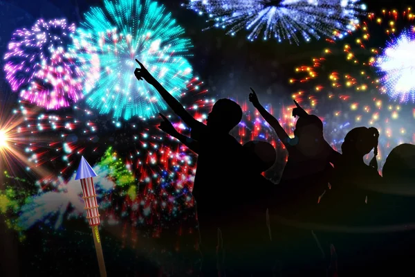 Silueta niños señalando contra fuegos artificiales de colores —  Fotos de Stock