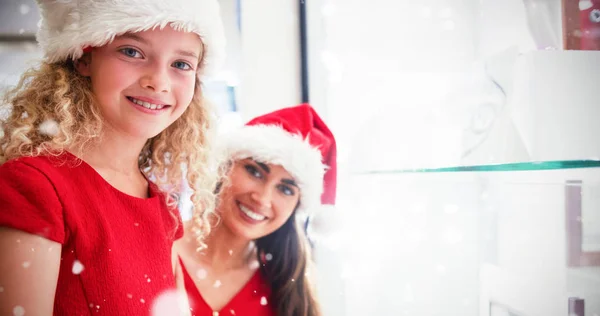 Sonrientes madre e hija en traje de Navidad —  Fotos de Stock