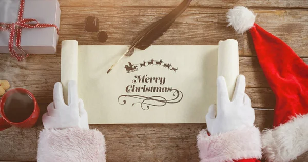 Weihnachtsmann öffnet Schriftrolle — Stockfoto