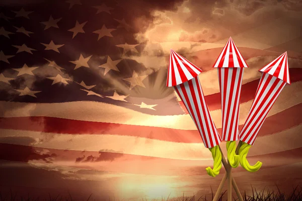 Ракеты для фейерверков против американского флага — стоковое фото