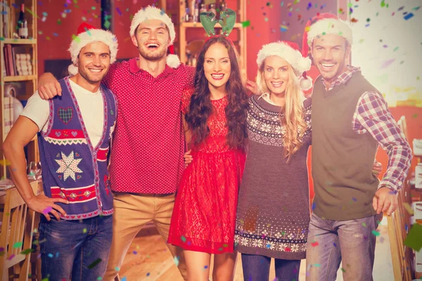 Amigos con sombreros de Navidad — Foto de Stock