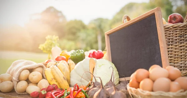 Groenten en voedsel met lei op tafel — Stockfoto