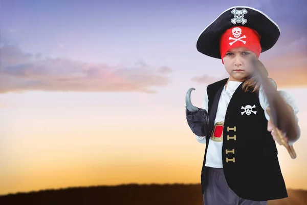Gemaskerde meisje voorwenden om piraat — Stockfoto