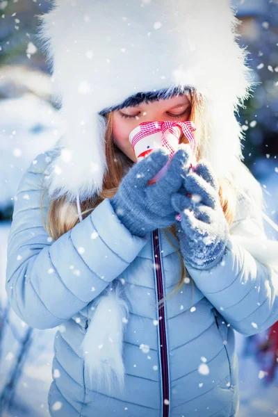 Cute girl drinking cup of tea — Stock Photo, Image